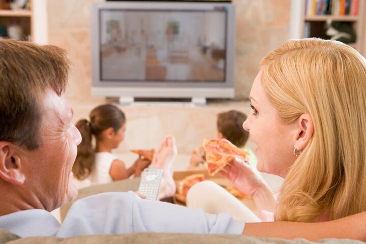 For effective weight loss, you need to give up meals in front of the TV screen